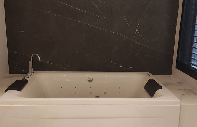 Luxury Apartment With Private Jacuzzi - Photo 23