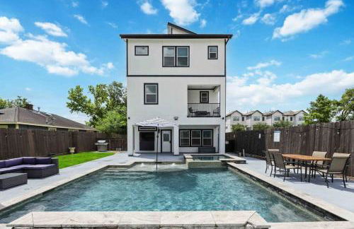 Resort vibe with Pool and Hot tub Downtown skyline views - Photo 53