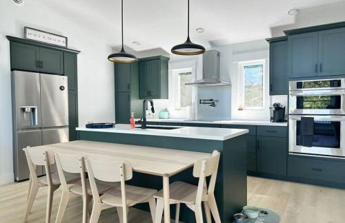 Luxe Modern Lakefront Oasis - Hot Tub, Sunset Views, Pet & Family Friendly! Close to UMF! - Foto 30