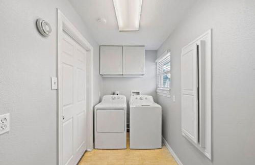 Sprawling estate with private pool and game room and guest house - Foto 34