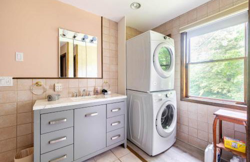 Bethel Woods Retreat - wPool, Hot Tub & Arcade! - Foto 37