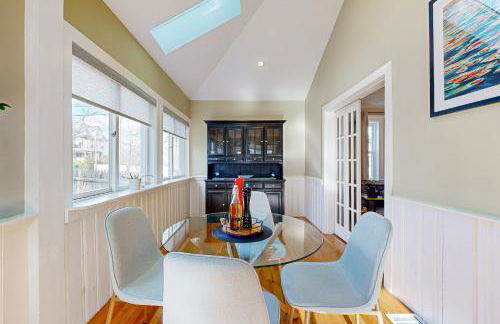 Walk to Transit and Eats! Urban Oasis in Newton - Foto 7