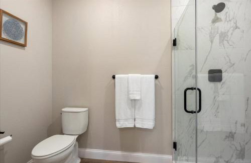 Family-Fun Lakeside Luxury at Topsider in Osage w/ 2 Pools, Prime Views Pack N' Play & Games - Foto 26