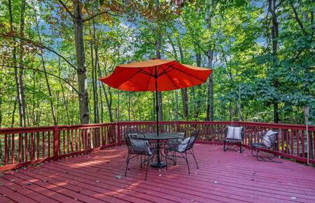 Cabin w hot tub & fire pit at The Woods Resort - Foto 25