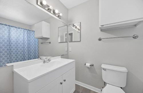 3BR Luxe Oasis near Downtown, Pool, Gym, Bball Crt - Foto 16