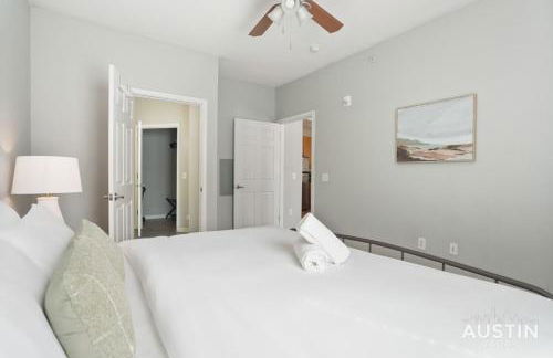 King Beds and Memory Foam Sleeper in Vibrant ATX Apt - Foto 21