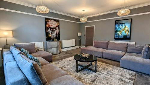 Robert Bolt House, Free Parking, 1 Minute to Metrolink - Photo 5