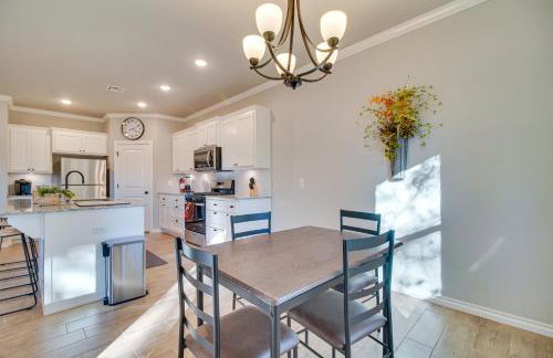 Near Grand Lake Charming Grove Home with Deck - Foto 9