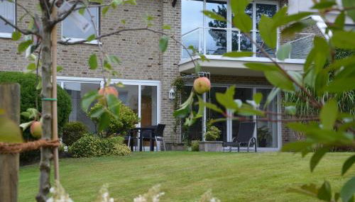 Ruhige Wohlfühloase auf zwei Ebenen - mit Terrasse im Grünen und Balkon - Foto 4, Garden, sunbed, Garden view