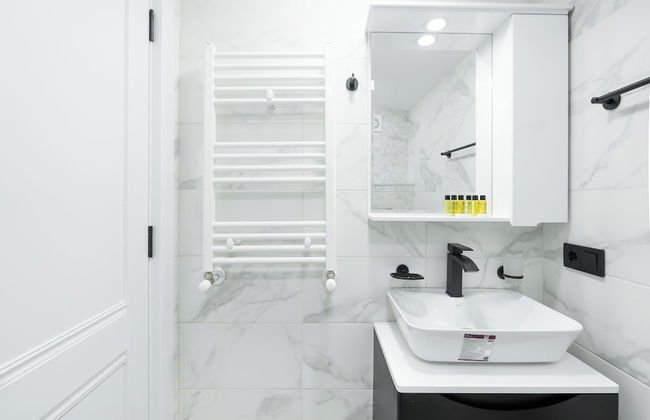 Chic & Modern 4BR Home in Old Tbilisi - Photo 23