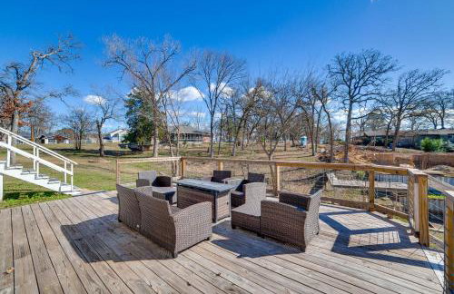 Lakeside Retreat Large Spacious Home with Game Room - Photo 34