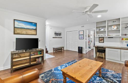 Updated and Spacious Home with Huge Yard Office and Decks - Foto 34