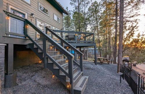 Pinetop Getaway with Sunset Deck & Fire Pit Table - Foto 24