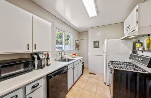 Refined and Roomy 1BD House with Laundry - Foto 23