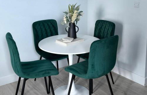 Central 2BR Home with Parking near Ferry - Foto 16