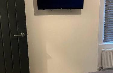 Stylish 2Bed Ground Floor Flat with Private Garden - Photo 13