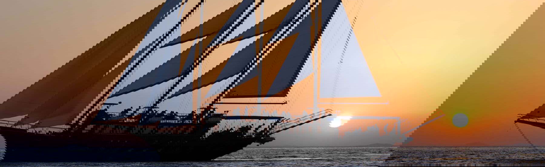 Excursión en goleta por Santorini al atardecer con cena