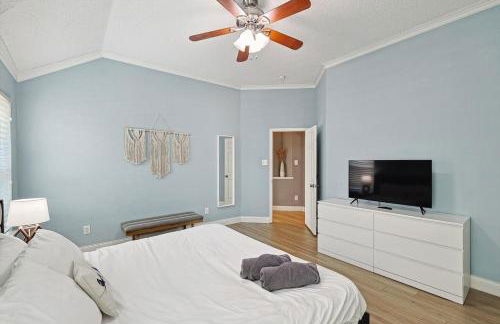 Deluxe Poolside Home, Modern 5BR with Gaming Room - Foto 19