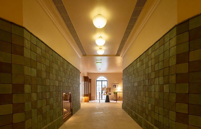 Golden Age Hotel - Photo 4