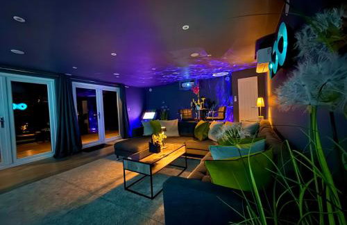 Sunridge Fishing Lodge with Hot Tub & Giant Cinema - Foto 8