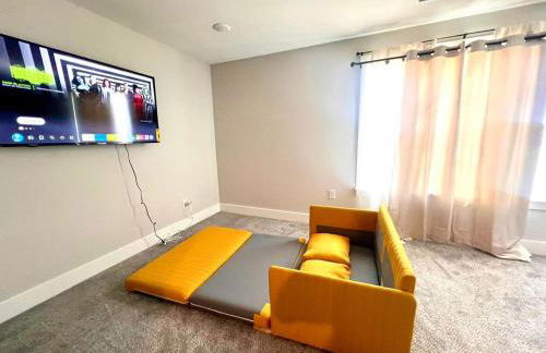 Loop, New Luxurious Large 3BR House, Sleeps 11 with Free Parking - Photo 35