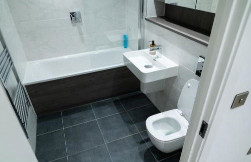 Modern 2 Bed Penthouse with Stunning views in Manchester City Center - Foto 9