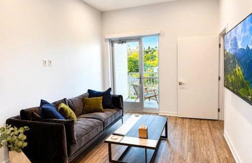 Designer 1 Bedroom Condo in Silver Lake - Photo 2