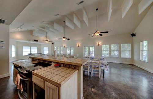 1800's Antique Log Cabin with Modern Amenities near Fredericksburg and Kerrville, Texas - Photo 16