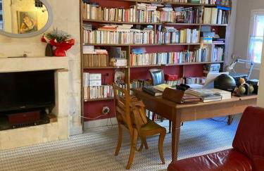 La Maison du Donjon - Gites de 8 personnes, parking privé avec jardin terrasse - Foto 6