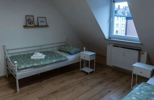 Moderne Ferienwohnung in Gelsenkirchen-Schalke für 1 bis 7 Personen mit Terrasse, ideal für Gruppen & Stadionbesuche - Foto 11