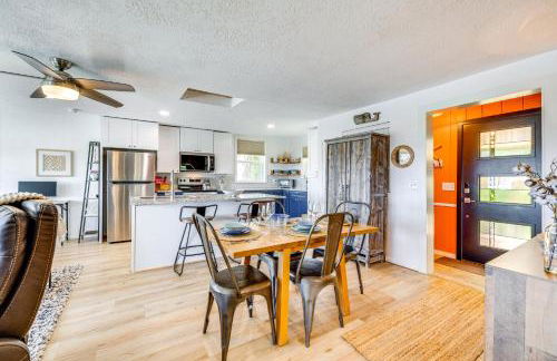 Walk to Winema Road Beach Home with Hot Tub! - Foto 7