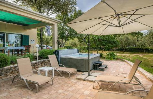 Amazing Home In Ostrobradic - Foto 2