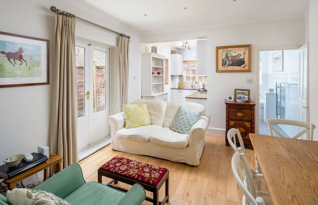 JOIVY Homely 2 Bed Riverside Flat with Patio in Hammersmith - Foto 1