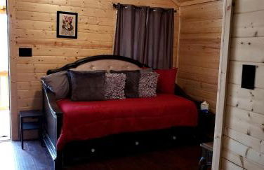 Texas State Glamping in this Charming Cabin Rental for Six in Pipe Creek - Foto 2