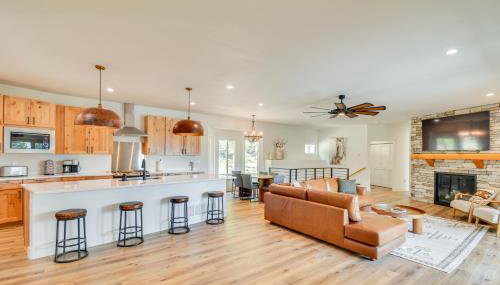 2 Mi to Lake Stunning Twin Lakes Home with Deck - Foto 5