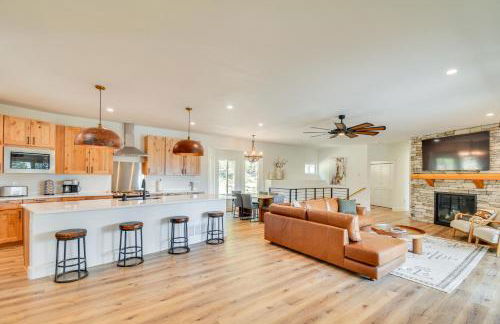 2 Mi to Lake Stunning Twin Lakes Home with Deck - Foto 5