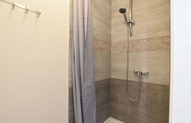 Superb Villa With a Large Garden - Photo 12