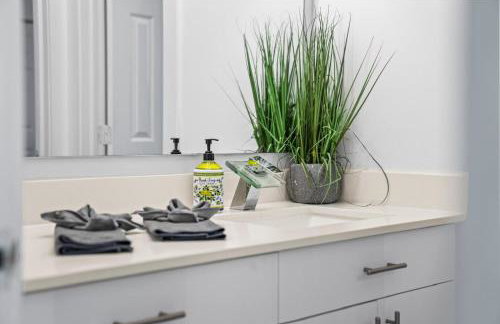 Luxury Vacation House in Miami’s Center! - Photo 32