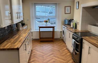 Spacious, sleeps 7, 2 baths, Central Saltash - Photo 13