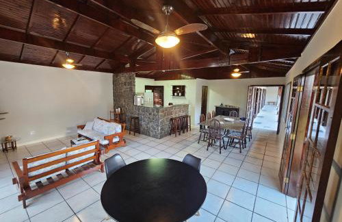 Casa Enorme para 12 pessoas, 4 suites e um fundo com 18mil metros de mata e um pier no rio que sai para o mar-Internet 100MB - Photo 11