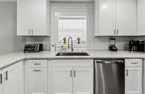 Welcome to Dolphin Fun A! Brand NEW Duplex! Walk to the Beach! - Foto 73