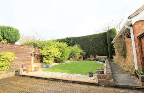 Spacious bungalow - private secure garden - sleeps up to 6 - Photo 2