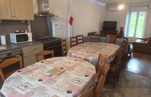 Gite au sein du Parc des Volcans d'Auvergne, tous commerces à pied - Photo 2