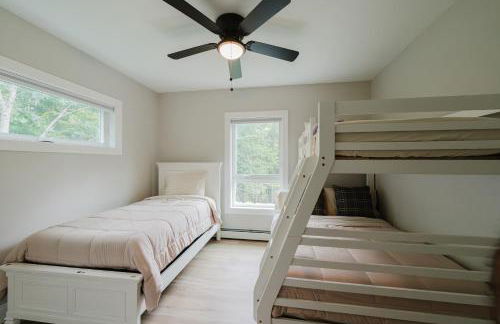 NEW! Modern Getaway - Hot Tub l Fire Pit l Pool table - Foto 21