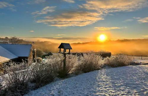 Smiddy Cottage, Historic Village Hub with Spacious Lounge, High Ceilings, and Wood Stove - Foto 22