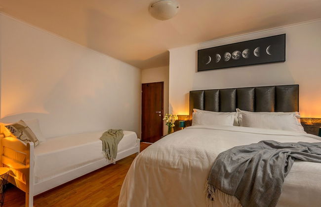 Yellow house with private parking - Photo 22