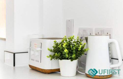 Ideal 4BR Home - Near City Hospital, Sherwood, Clinton Market, QMC & City Centre - Sleeps 8 - Foto 17