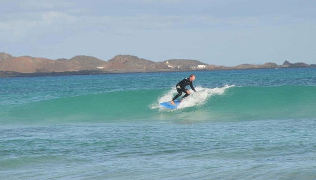 Disfrutando de la clase de surf