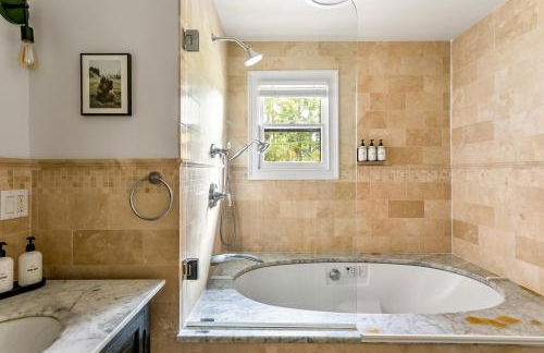 Woodpecker House - Mountain retreat with hot tub - 10 min to skiing in Hunter & Windham - Foto 11