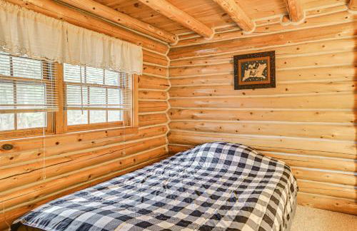 On-Site Pond and Trails Lake Luzerne Cabin - Foto 23